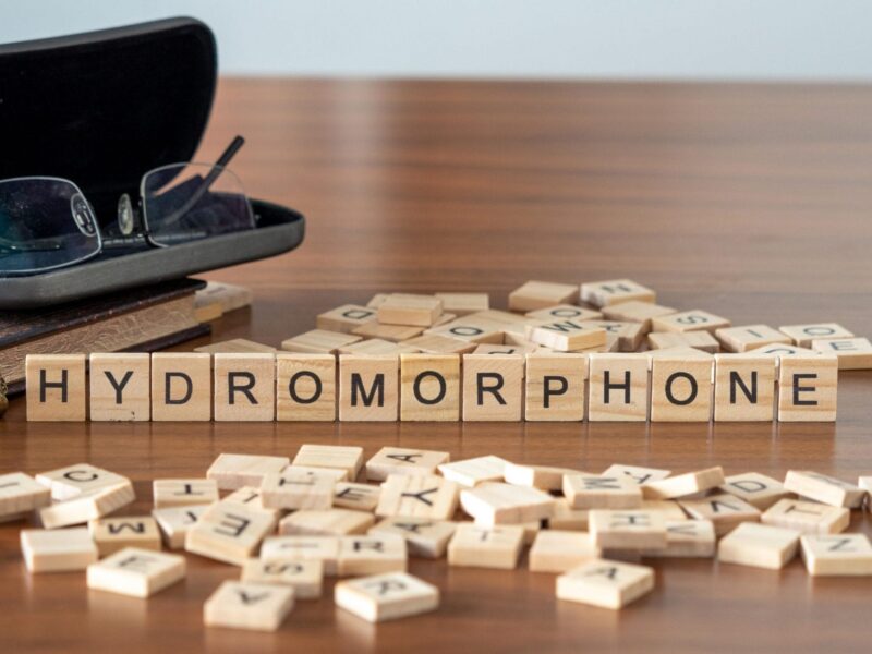 Hydromorphon mit Scrabble-Steinen geschrieben